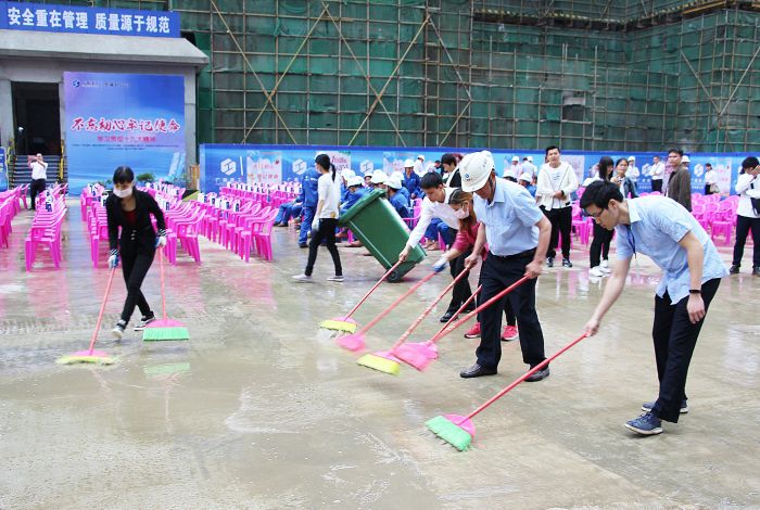 住建系統(tǒng)工會活動當(dāng)天項(xiàng)目黨員帶頭行動保障會議順利開展1.jpg